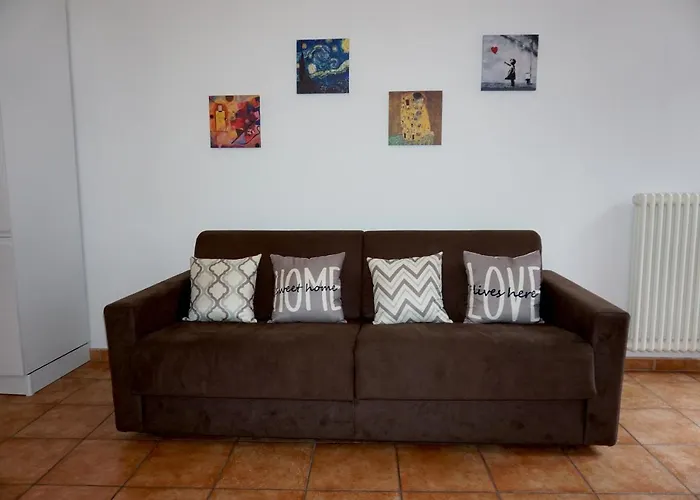 In Piazza Cavour Centro Storico *